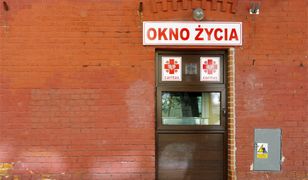 W warszawskim Oknie Życia znaleziono niemowlę z karteczką i stertą pakunków