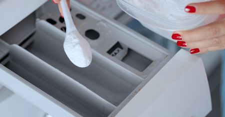 Brzydki zapach z pralki? Ten prosty patent jest bezkonkurencyjny