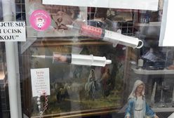 "Fałszywa pandemia" i strzykawka z płodem. Skandaliczna witryna sklepu