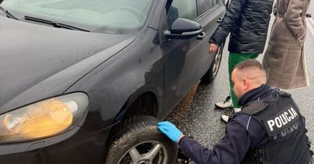 Pomogli z poluzowanym kołem w samochodzie