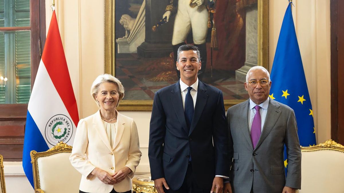 Przewodnicząca KE Ursula von der Leyen, prezydent Paragwaju Santiago Pena i przewodniczący Rady Europejskiej Antonio Costa