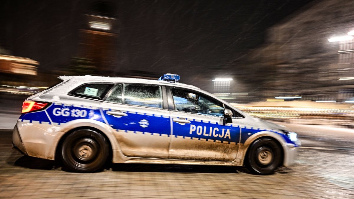 Atak zimy
Fot. Artur Barbarowski/East News, Krakow, 11.01.2025. Gwaltowne opady sniegu w Krakowie. Zasniezone drogi w miescie. Zdjecie ilustracyjne
N/z: Rynek Glowny - radiowoz, policja
Artur Barbarowski