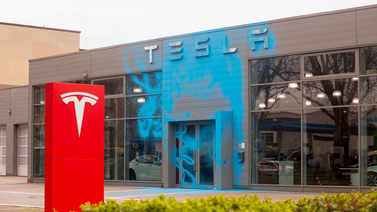 Kolejne spadki Tesli. Akcje osiągnęły najniższy poziom od grudnia