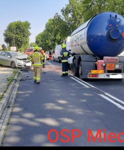 Karambol w Miedźnie. Zderzyło się 6 pojazdów, w tym ciężarówka z gazem