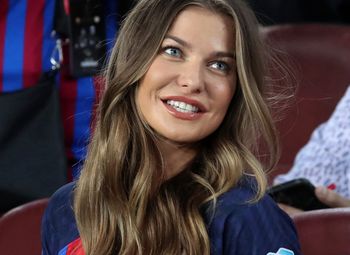 Nosi najmodniejsze spodnie. Robią cuda z sylwetką