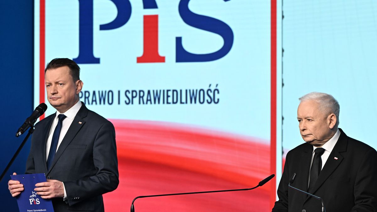Warszawa, 10.02.2025. Prezes Prawa i Sprawiedliwości Jarosław Kaczyński (P) i przewodniczący KP PiS Mariusz Błaszczak (L) na konferencji prasowej w siedzibie partii w Warszawie, 10 bm. (aldg) PAP/Radek Pietruszka