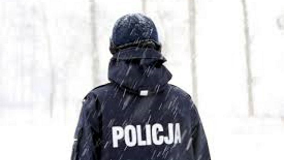 Mazowieckie. Policjanci zauważyli leżącego w śniegu seniora
