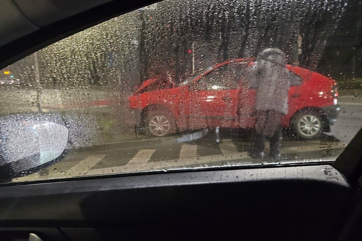 Renault uderzył w słup trakcji trolejbusowej na rondzie Honorowych Krwiodawców