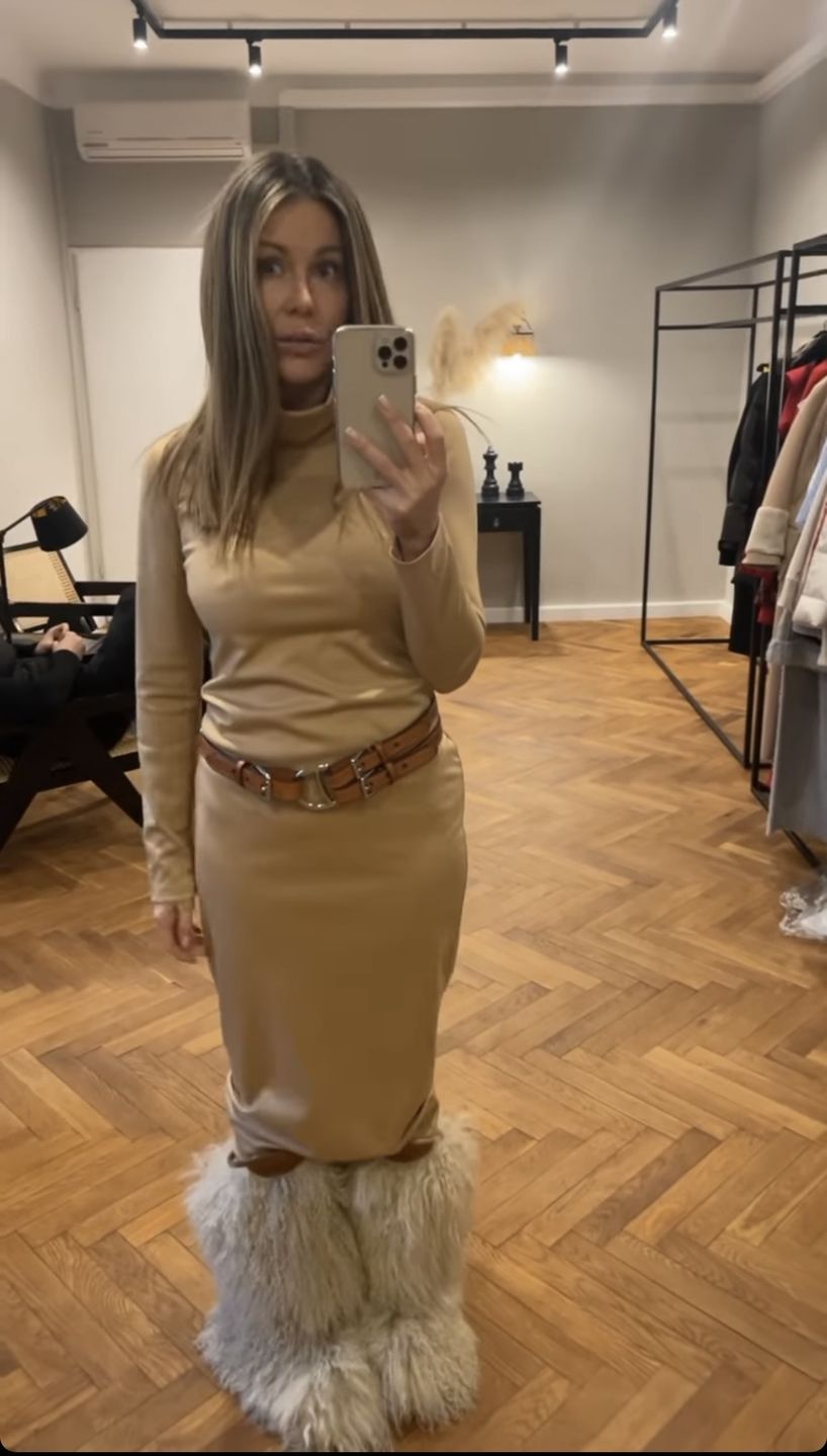 Zimowa Małgorzata Rozenek paraduje po swoim odzieżowym imperium bez stanika i we WŁOCHATYCH ŚNIEGOWCACH