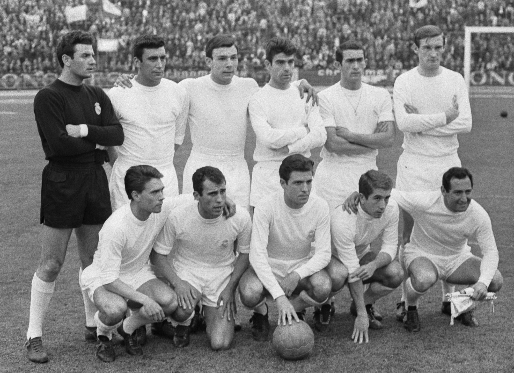 Real Madryt w 1966 r. Francisco Gento klęczy pierwszy z prawej