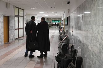 Miał siedzieć za próbę wyrzucenia podstępem 93-letniej kobiety. Sąd uznał, że musi chodzić do pracy