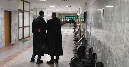 Miał siedzieć za próbę wyrzucenia podstępem 93-letniej kobiety. Sąd uznał, że musi chodzić do pracy
