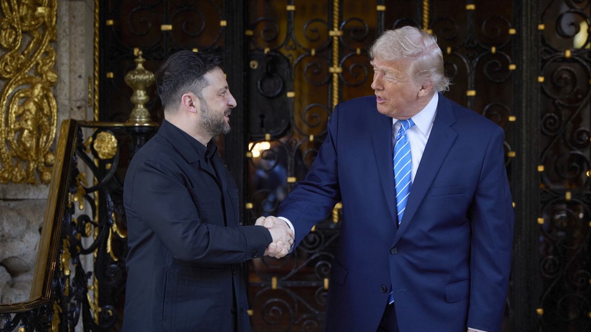 A handout photo made available by the Presidential Press Service shows US President Donald Trump (R) meeting with Ukrainian President Volodymyr Zelensky (L) in Florida, USA, 28 December 2025. EPA/PRESIDENTIAL PRESS SERVICE HANDOUT HANDOUT EDITORIAL USE ONLY/NO SALES Dostawca: PAP/EPA.