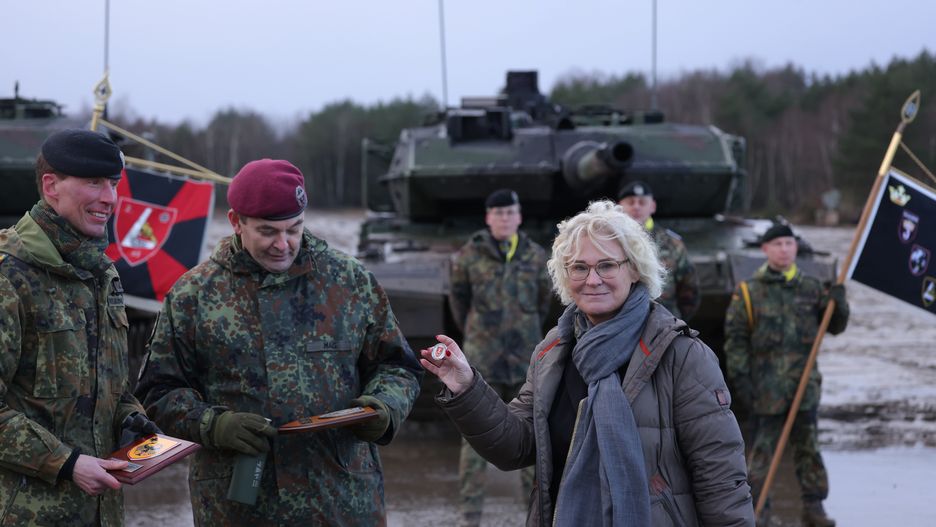 Christine Lambrecht w czasie wizyty w bazie wojskowej w Niemczech