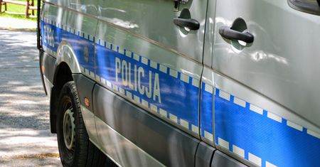 Pijany 64-latek cofał na parkingu. Uderzył w zaparkowany motocykl