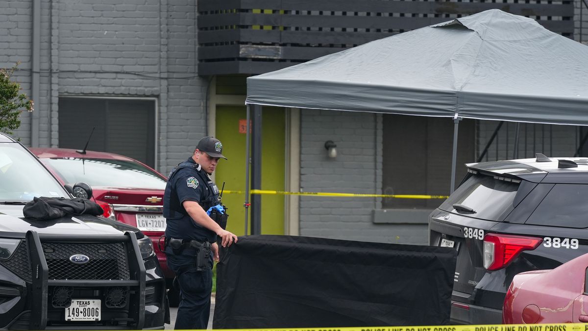 Homicide in Austin
AUSTIN, TEXAS - APRIL 23: Police investigate a homicide in the 1500 block of Royal Crest Drive in Austin, Thursday, April 23, 2026.
Austin American-Statesman/Hearst
wcm_id_30948618_