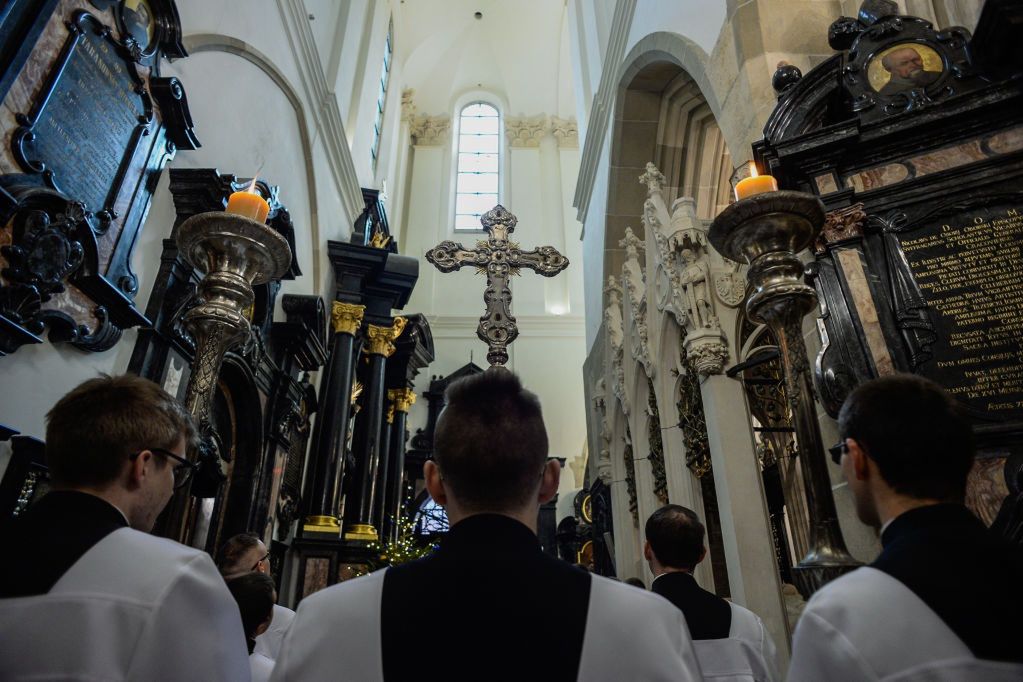 Nowe obostrzenia w kościołach. Biskup: "Nonsensem jest zamykać świątynie w epidemii"