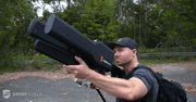 DroneGun: futurystyczna strzelba na drony unieszkodliwia nie niszcząc sprzętu