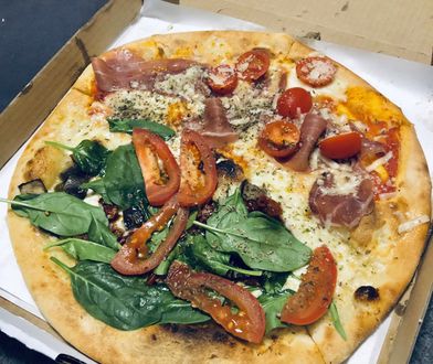 Koronawirus na pudełku z pizzą? Oto jak obchodzić się z jedzeniem zamawianym do domu