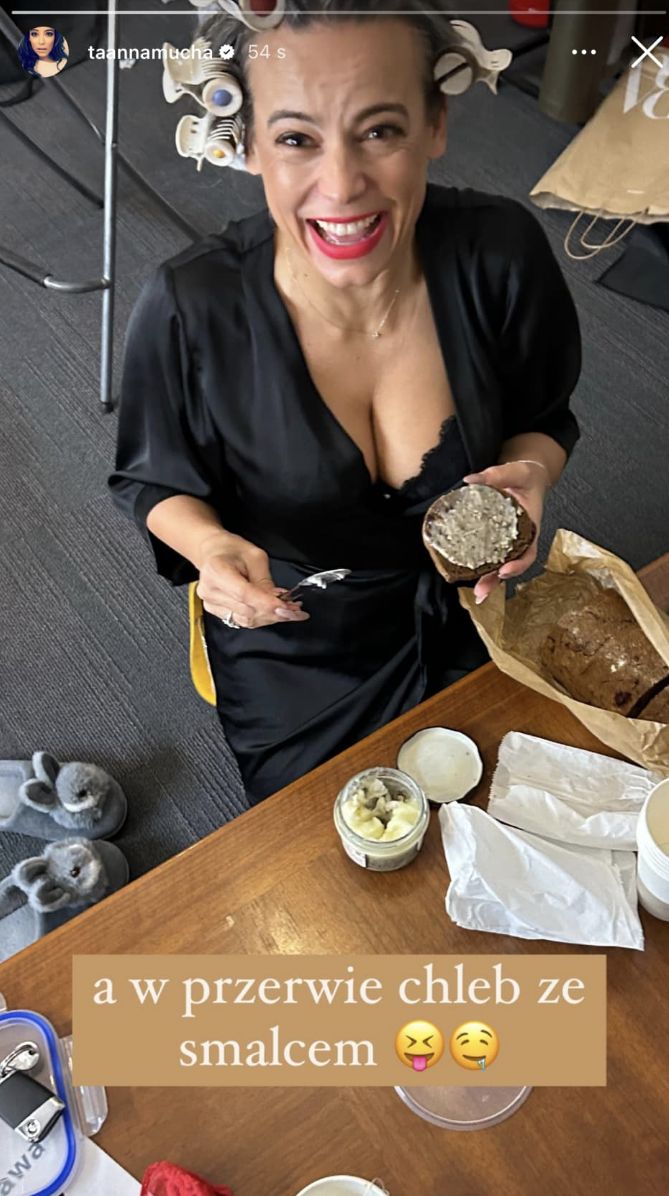 Anna Mucha świeci dekoltem i zajada się chlebem ze smalcem