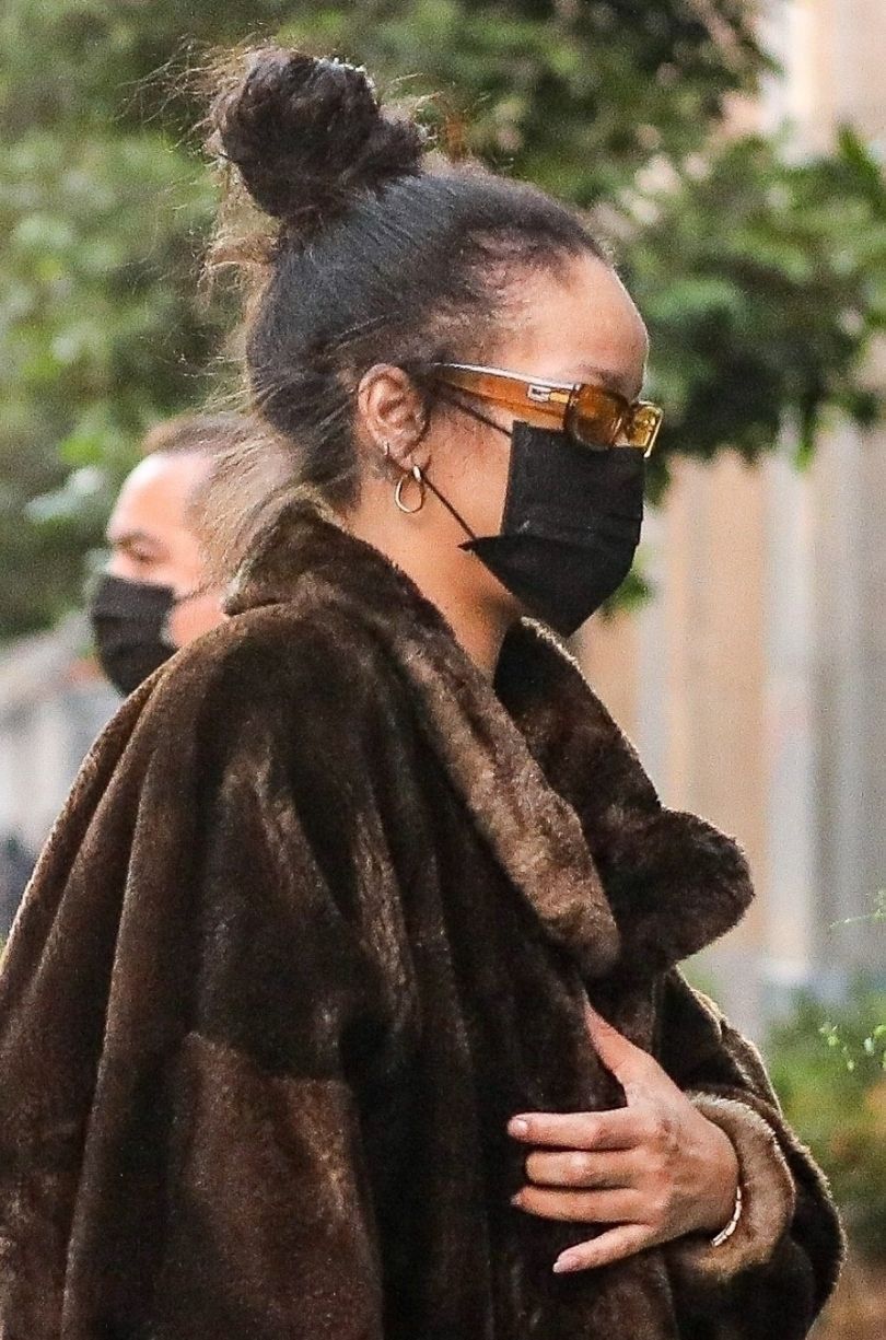 Rihanna w futrze i sandałkach przyłapana w Los Angeles
