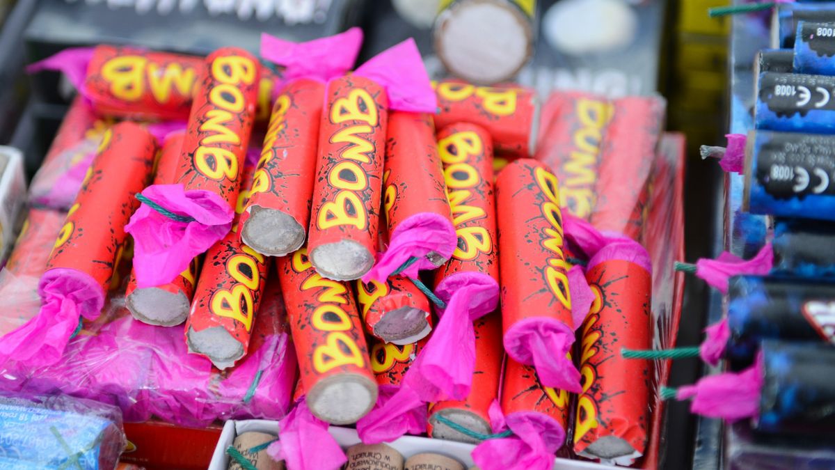 Używanie petard w pobliżu samochodów nie jest najlepszym pomysłem, a tym bardziej odpalanie ich wewnątrz nich.