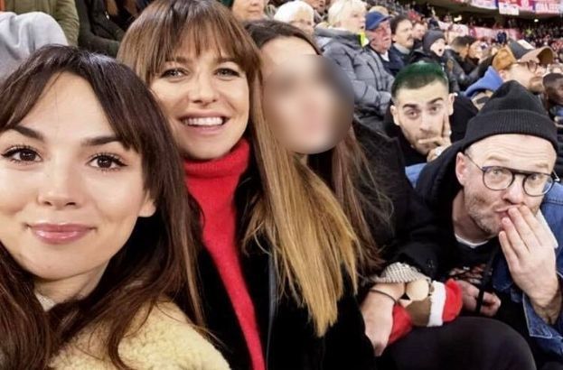 Dumna Anna Lewandowska kibicuje Robertowi u boku Pauliny Krupińskiej i... zamyślonego Quebonafide! 