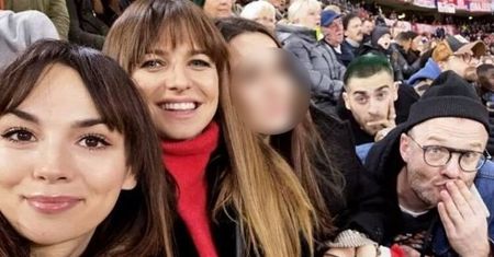 Dumna Anna Lewandowska kibicuje Robertowi u boku Pauliny Krupińskiej i... zamyślonego Quebonafide!