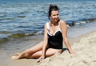 "Seksowne" pozy 49-letniej Anny Popek na plaży w Międzyzdrojach (ZDJĘCIA)