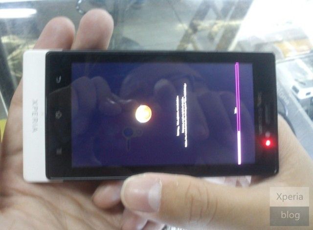 Pieprzowy Sony Ericsson pozuje do (mało ostrych) zdjęć