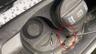 Wielu kierowców nie wie. Mechanik wyjaśnia co to za otwór