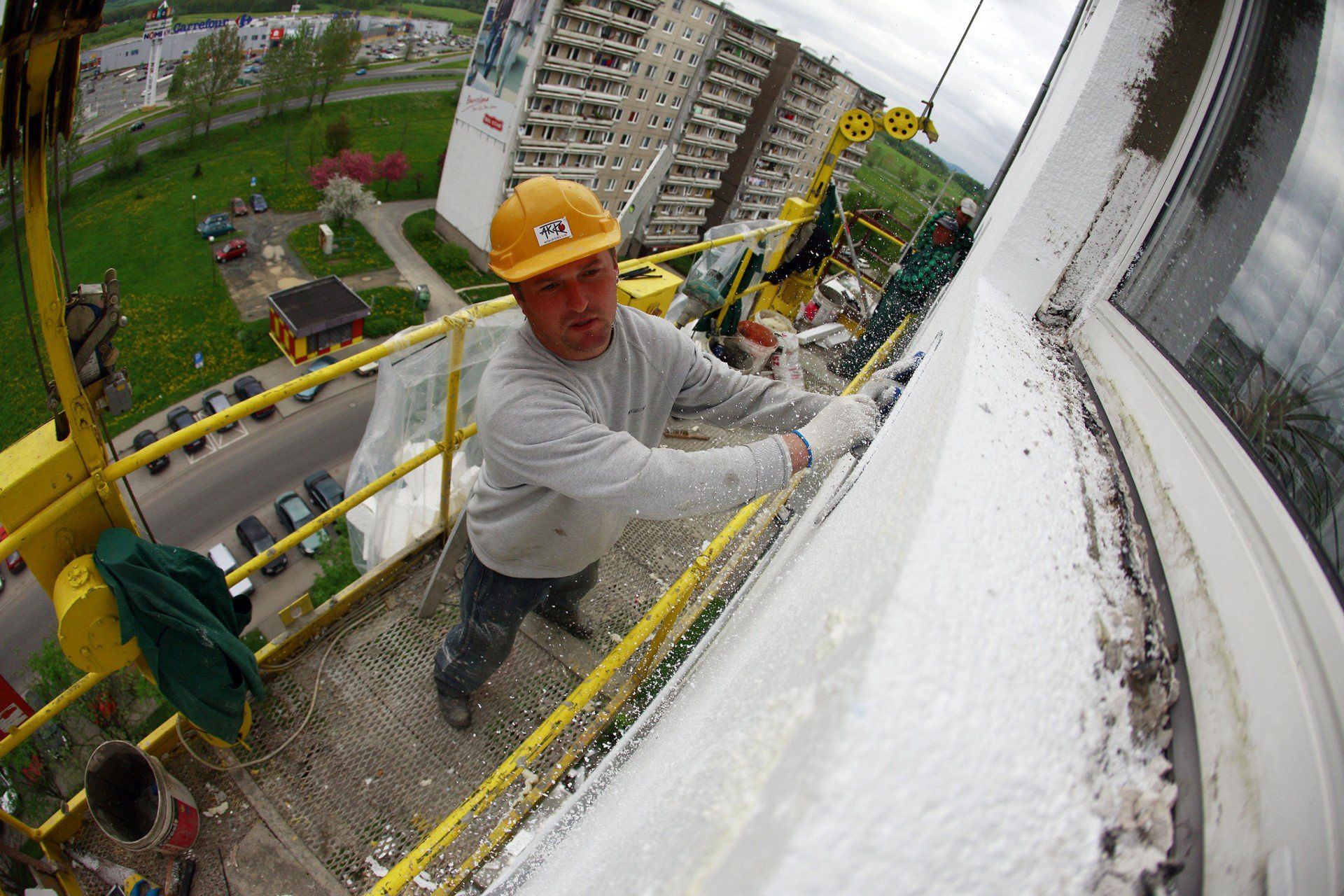 Jeśli materiał izolacyjny ma klasę reakcji na ogień niższą niż A1 lub A2 (spełnia je np. wełna mineralna), wymagane będzie stosowanie dodatkowych poziomych pasów rozdzielających wykonanych z materiału niepalnego (np. z wełny).