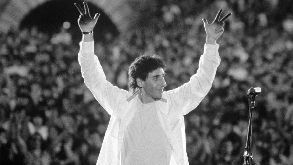 Franco Battiato podczas koncertu w 1980 roku.