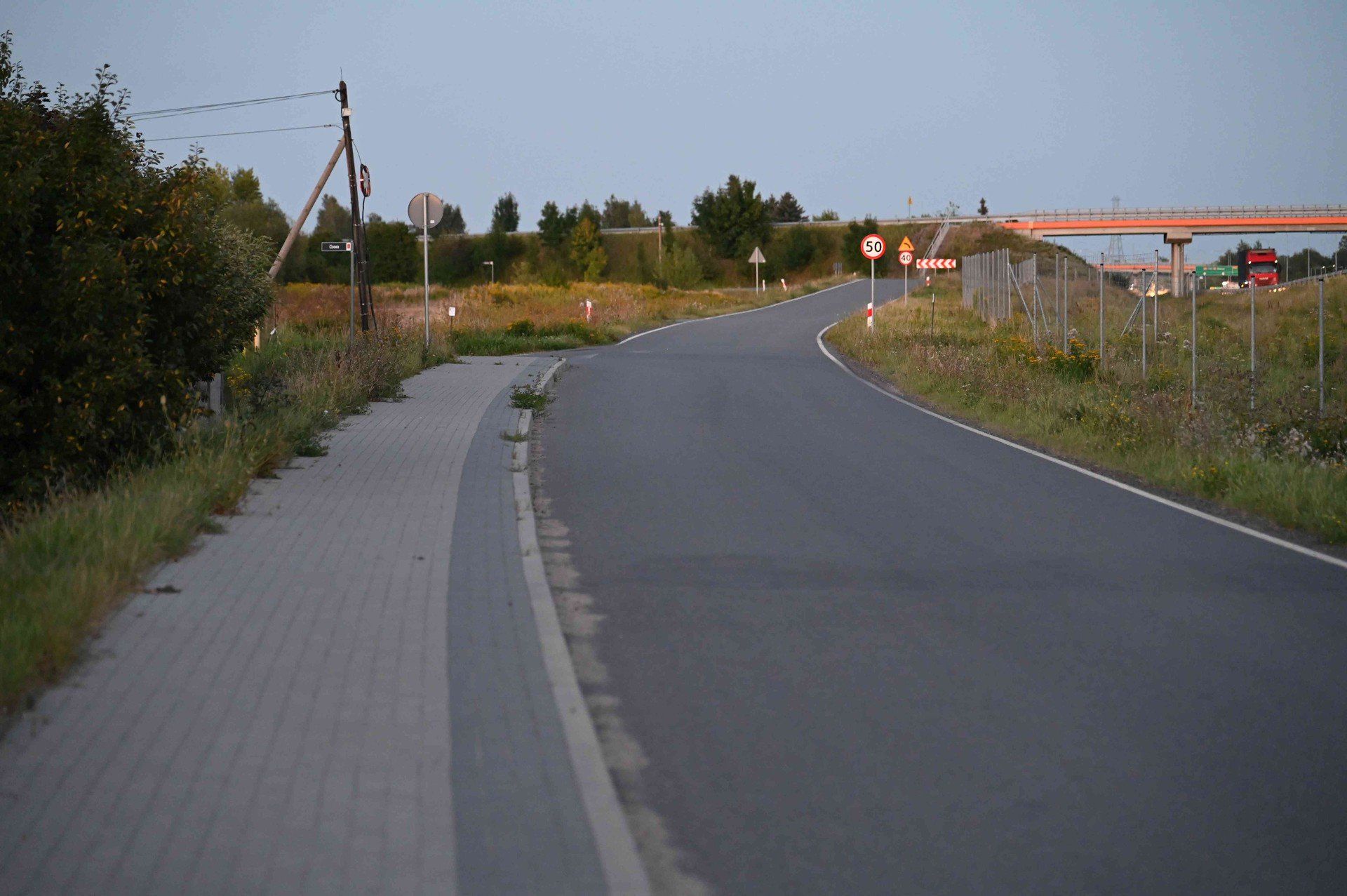 Kuba wraz z kolegą przyjechał w to miejsce, by pojeździć na hulajnodze.