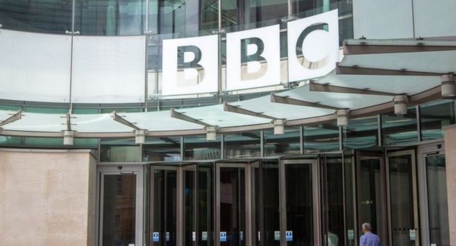 Nowy pomysł na pieniądze dla BBC. Pomoże opłata od klientów Netfliksa i Prime Video?