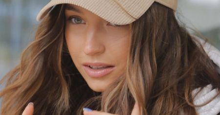 Julia Wieniawa w najmodniejszej kurtce sezonu. Zachwyciła przed studiem