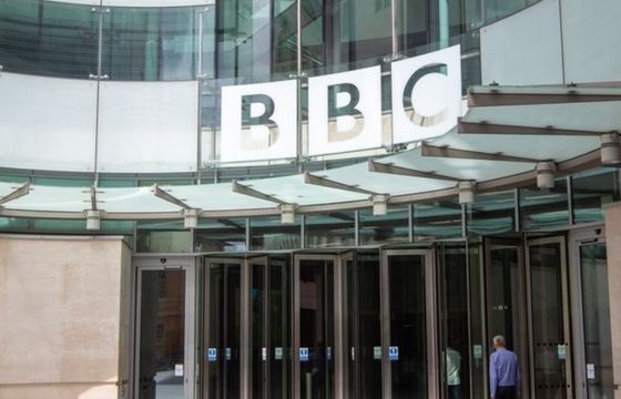 Nowy pomysł na pieniądze dla BBC. Pomoże opłata od klientów Netfliksa i Prime Video?