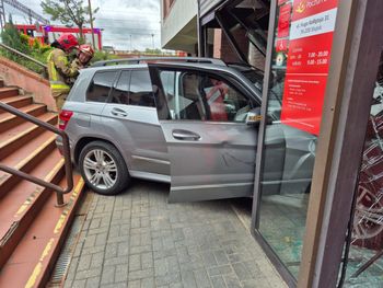 Słupsk: Auto wjechało w budynek poczty. Pomyliła pedał gazu z hamulcem