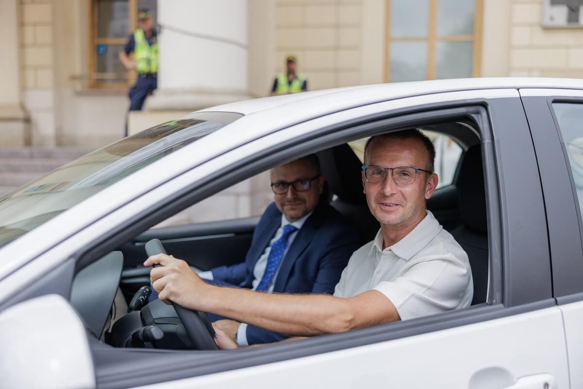 Wygrał główną nagrodę w miejskiej loterii PIT w Lublinie. Pan Marcin odebrał samochód. Zobacz zdjęcia z przekazania auta