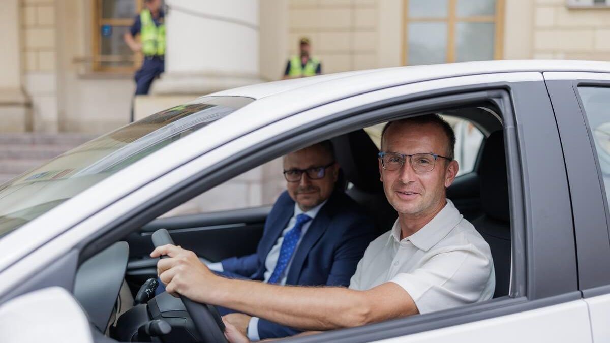 Pan Marcin odebrał samochód wygrany w loterii Rozlicz PIT w Lublinie