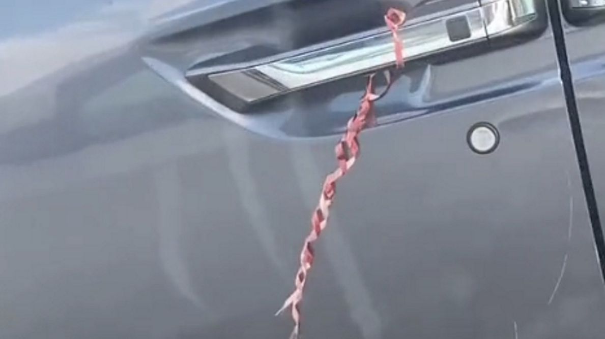 Sznurek na klamce samochodu