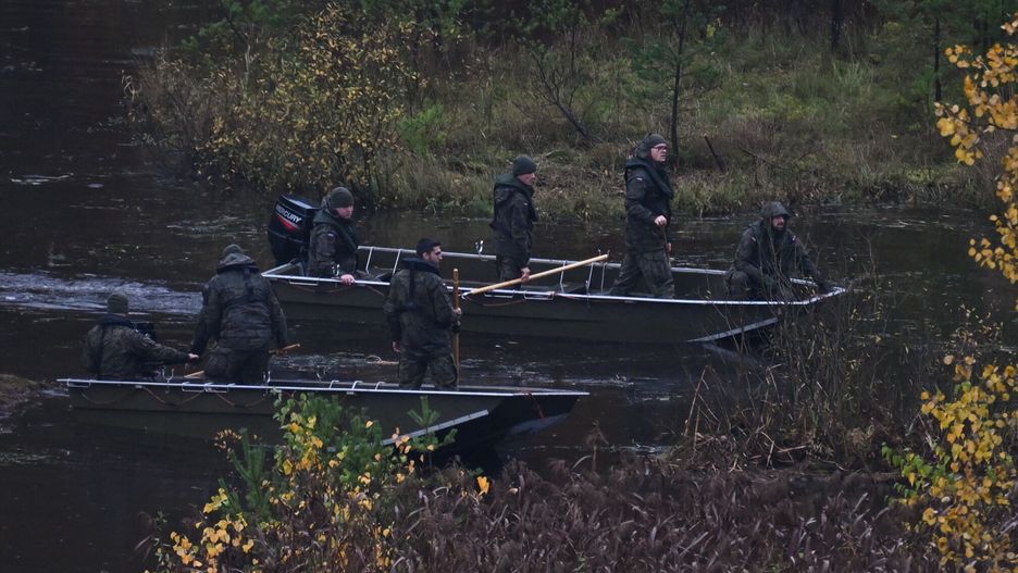 Gdynia, 03.11.2023. Funkcjonariusze służb w okolicach zbiornika wodnego Lepusz w otulinie Trójmiejskiego Parku Krajobrazowego, 3 bm. Policja i Żandarmeria Wojskowa zdecydowały o zawężeniu terenu poszukiwań Grzegorza Borysa do 2 hektarów w rejonie zbiornika Lepusz. (jm) PAP/Adam Warżawa