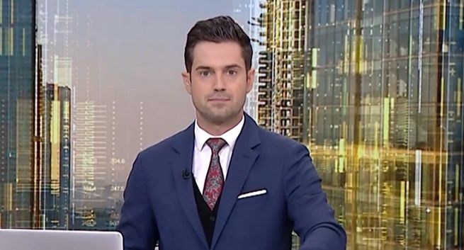 Aktor Krystian Kukułka prowadzi serwisy informacyjne w TVP Info