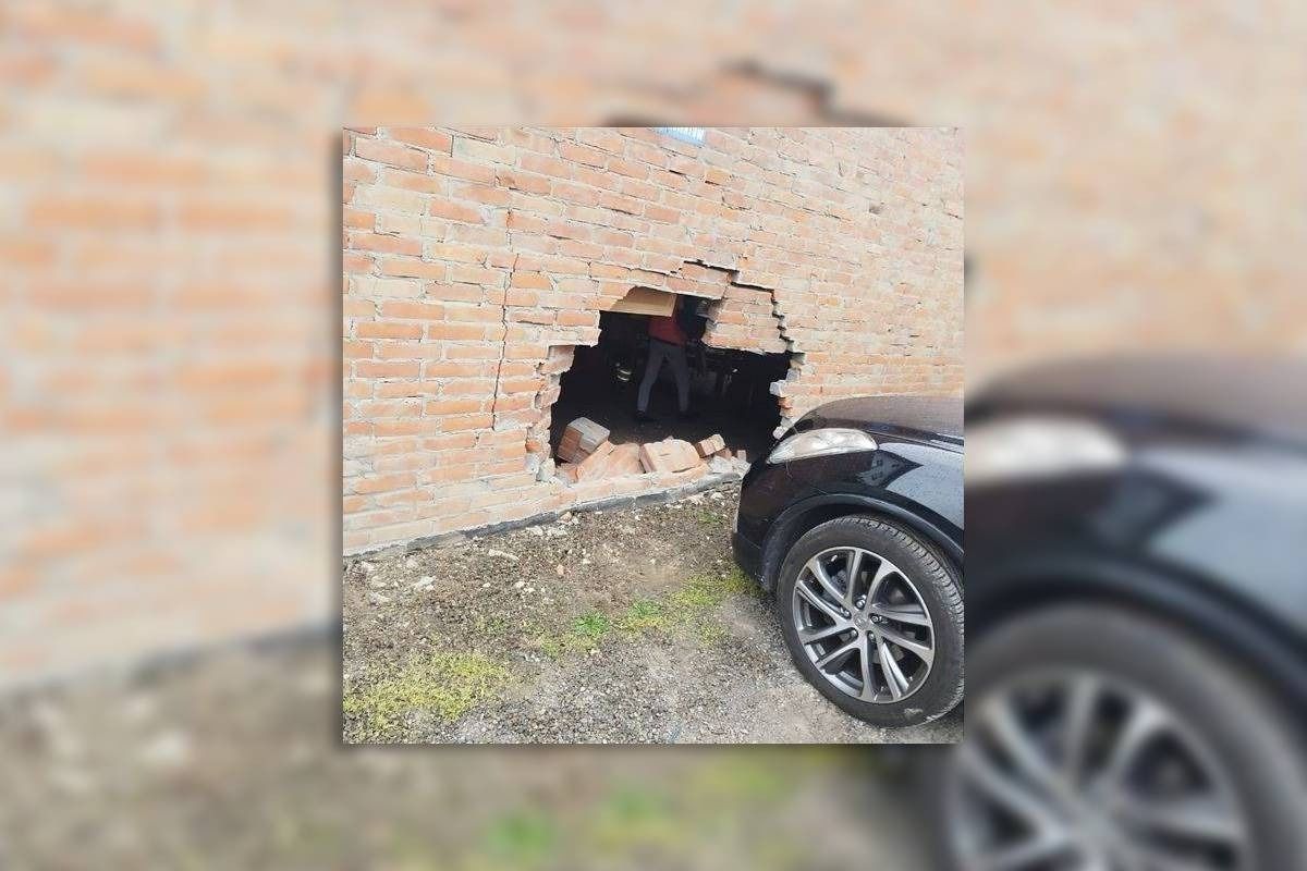 dziura w scianie po uderzeniu infinity