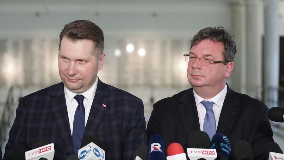 Warszawa, 28.02.2024. Posłowie PiS Przemysław Czarnek (L) i Michał Wójcik (P) podczas konferencji prasowej w Sejmie w Warszawie. (ad) PAP/Tomasz Gzell