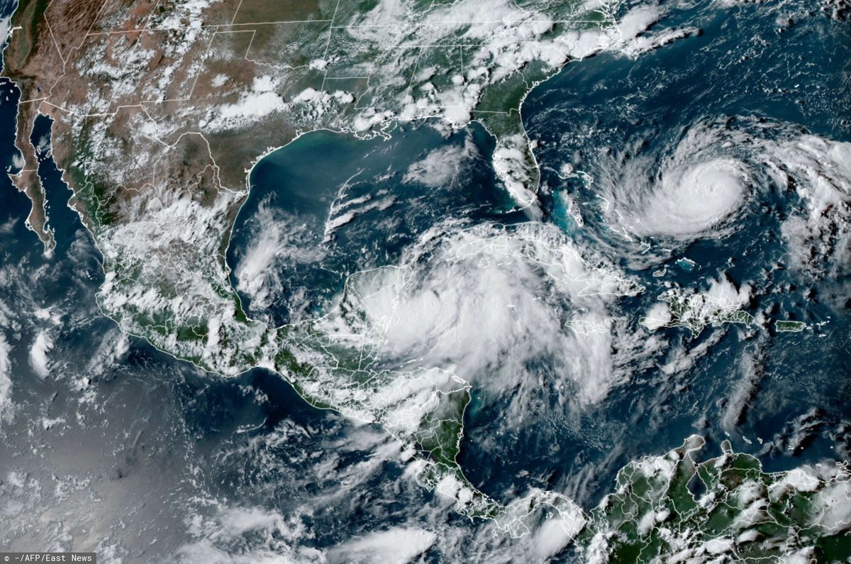 Zdjęcie uzyskane od Narodowej Administracji Oceanicznej i Atmosferycznej (NOAA) przedstawiające burzę deszczową Idalia u wybrzeży Meksyku