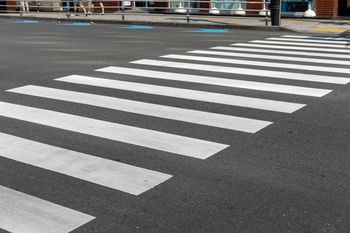 Pawłów: Młody kierowca znacznie przekroczył prędkość w rejonie przejścia dla pieszych na drodze 727