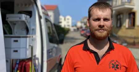 "Nieprzytomny leży na plaży". Ratownik z Helu o tym, jak ludziom puściły hamulce
