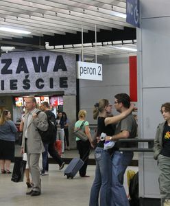 Na monitoring na warszawskich dworcach jeszcze poczekamy