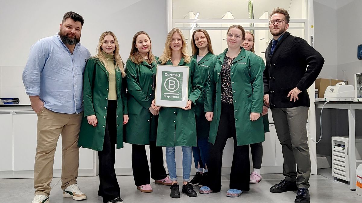 Zespół EcoBean z certyfikatem B Corp . Pierwszy z lewej Marcin Koziorowski, pierwszy z prawej Kacper Kossowski